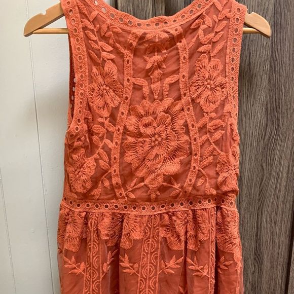 entro Sleeveless Embroidered Mesh Overlay Babydoll Loose Fit Flowy Tank Blouse - Picture 3 of 5